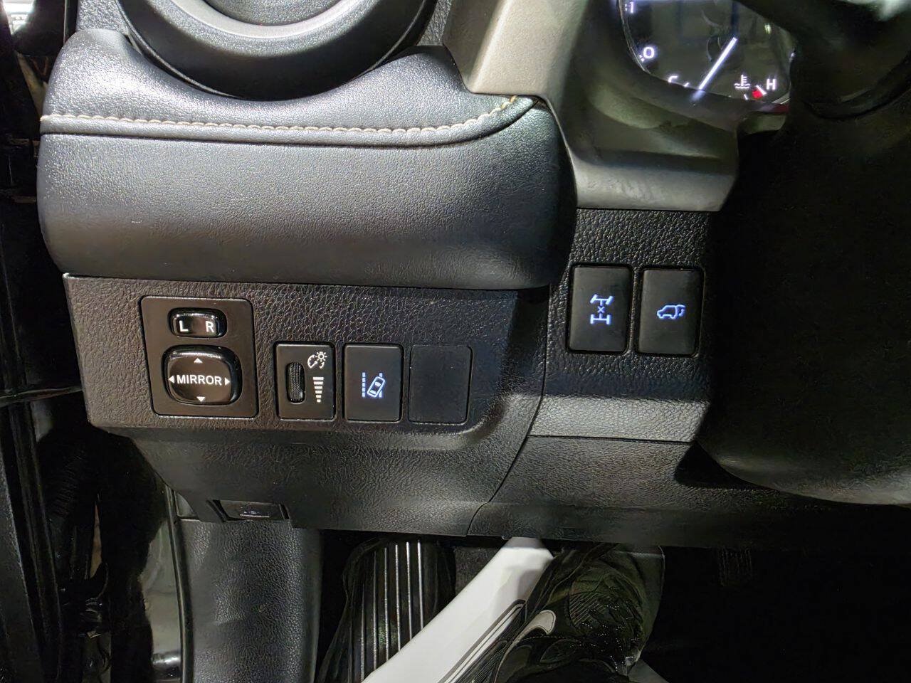 Used 2016 Toyota RAV4 Limited AWD/4WD image 34