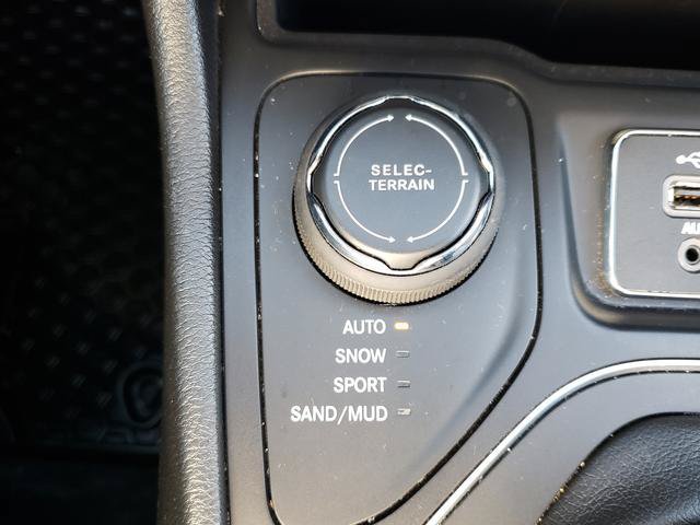 Used 2019 Jeep Cherokee Latitude Plus w/ Cold Weather Group AWD/4WD image 20