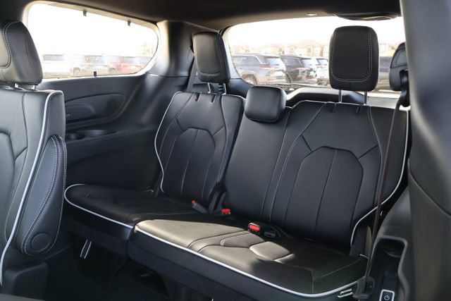 New 2026 Chrysler Pacifica Limited w/ Uconnect Theater Family Group FWD image 10