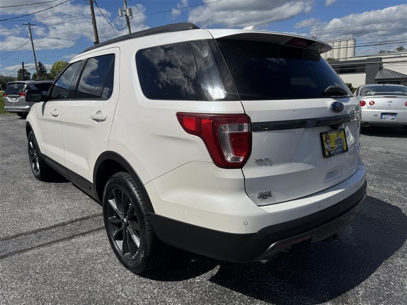 Used 2017 Ford Explorer XLT w/ Equipment Group 202A AWD/4WD image 6
