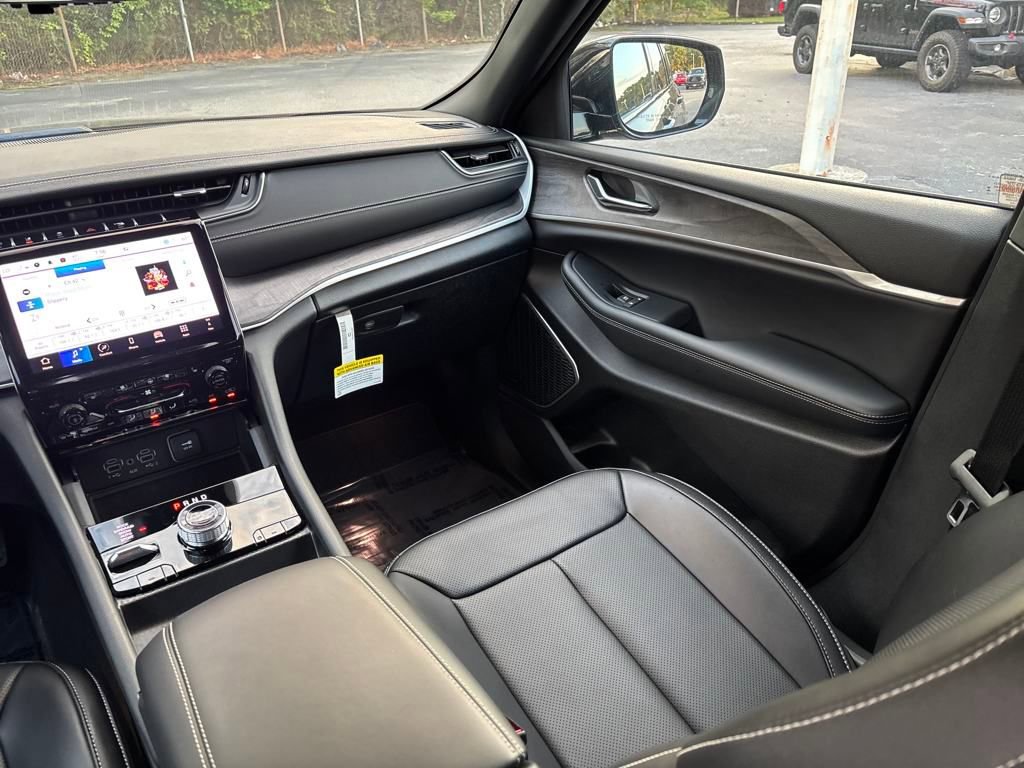 New 2024 Jeep Grand Cherokee Limited 4xe w/ Luxury Tech Group II image 15