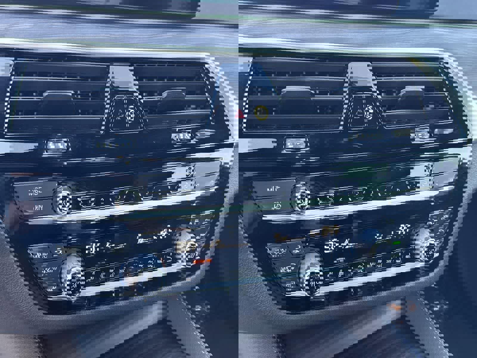 Used 2022 BMW M550i xDrive w/ Dynamic Handling Package image 14