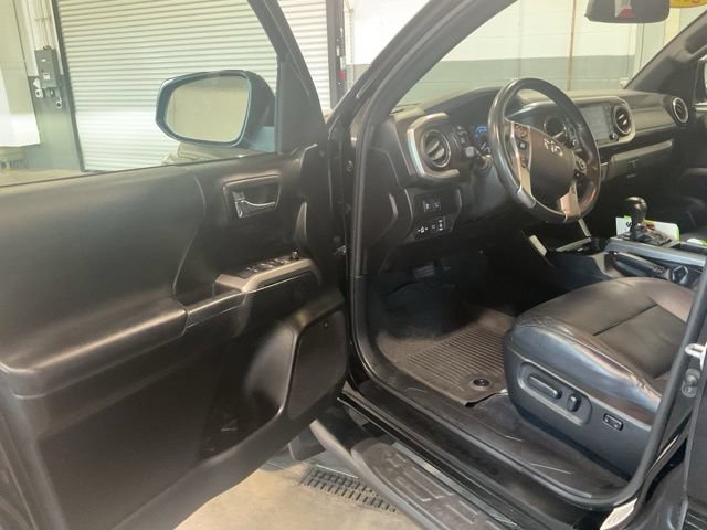 Used 2022 Toyota Tacoma Limited w/ Nightshade Package AWD/4WD image 18