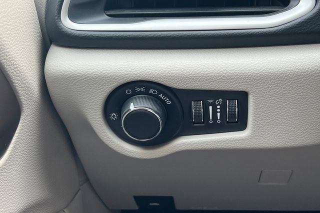 Used 2023 Chrysler Voyager LX image 37