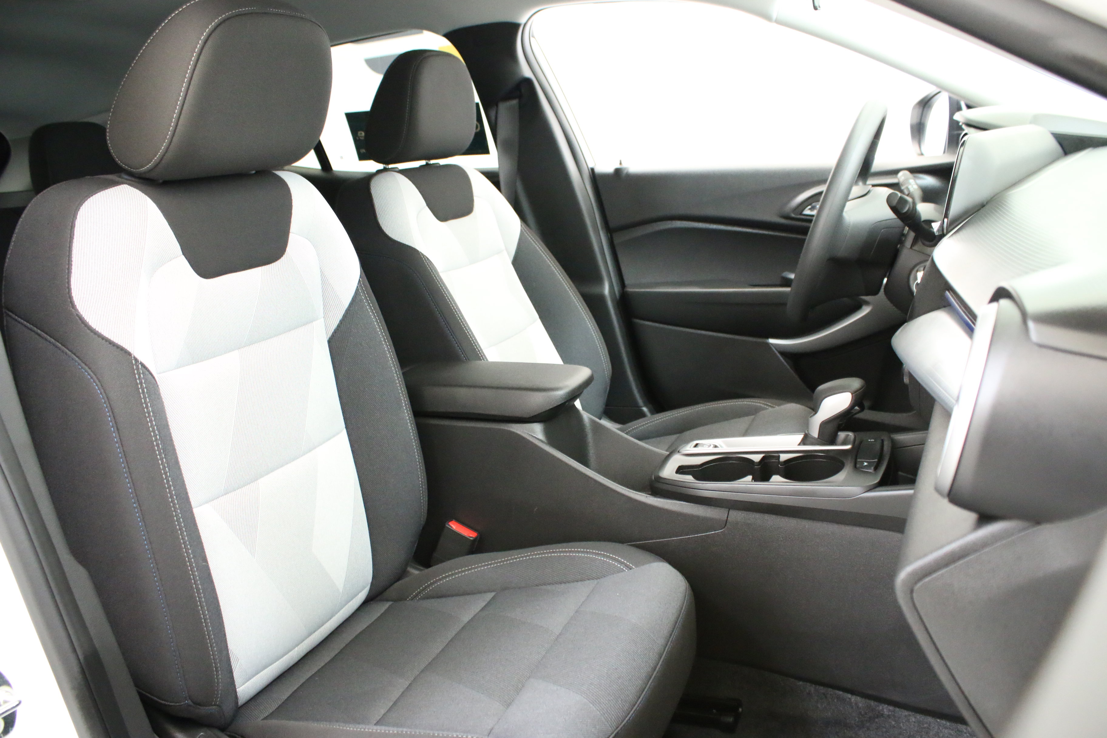 Certified 2025 Chevrolet Trax LS FWD image 29