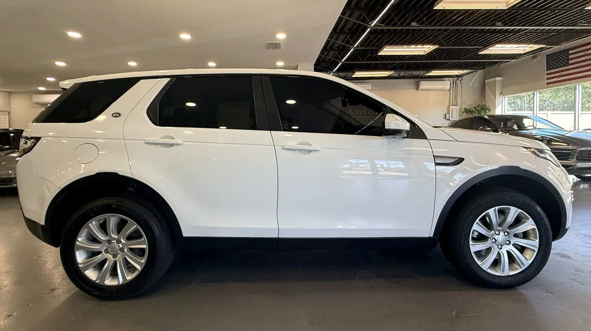 Used 2017 Land Rover Discovery Sport SE image 7