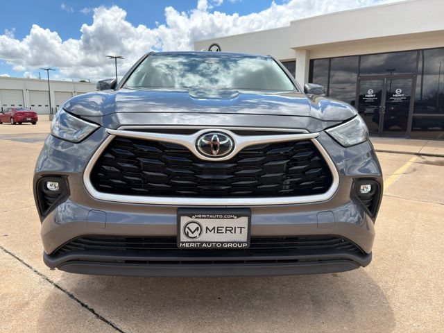 Used 2023 Toyota Highlander LE FWD image 4