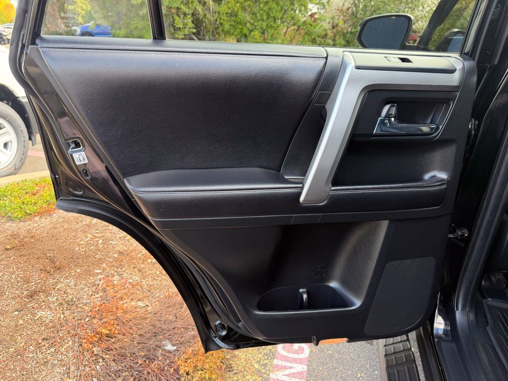 Used 2018 Toyota 4Runner SR5 AWD/4WD image 28