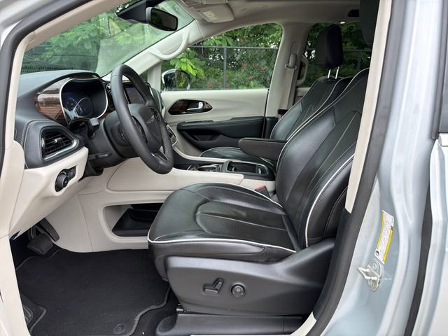 Used 2023 Chrysler Pacifica Limited FWD image 11