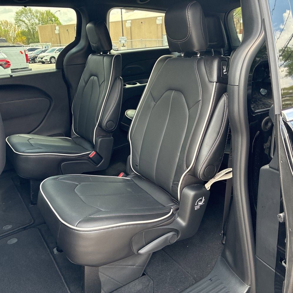 Used 2026 Chrysler Pacifica Limited FWD image 9