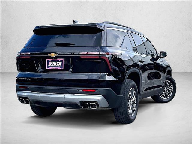 Used 2025 Chevrolet Traverse LT FWD image 2
