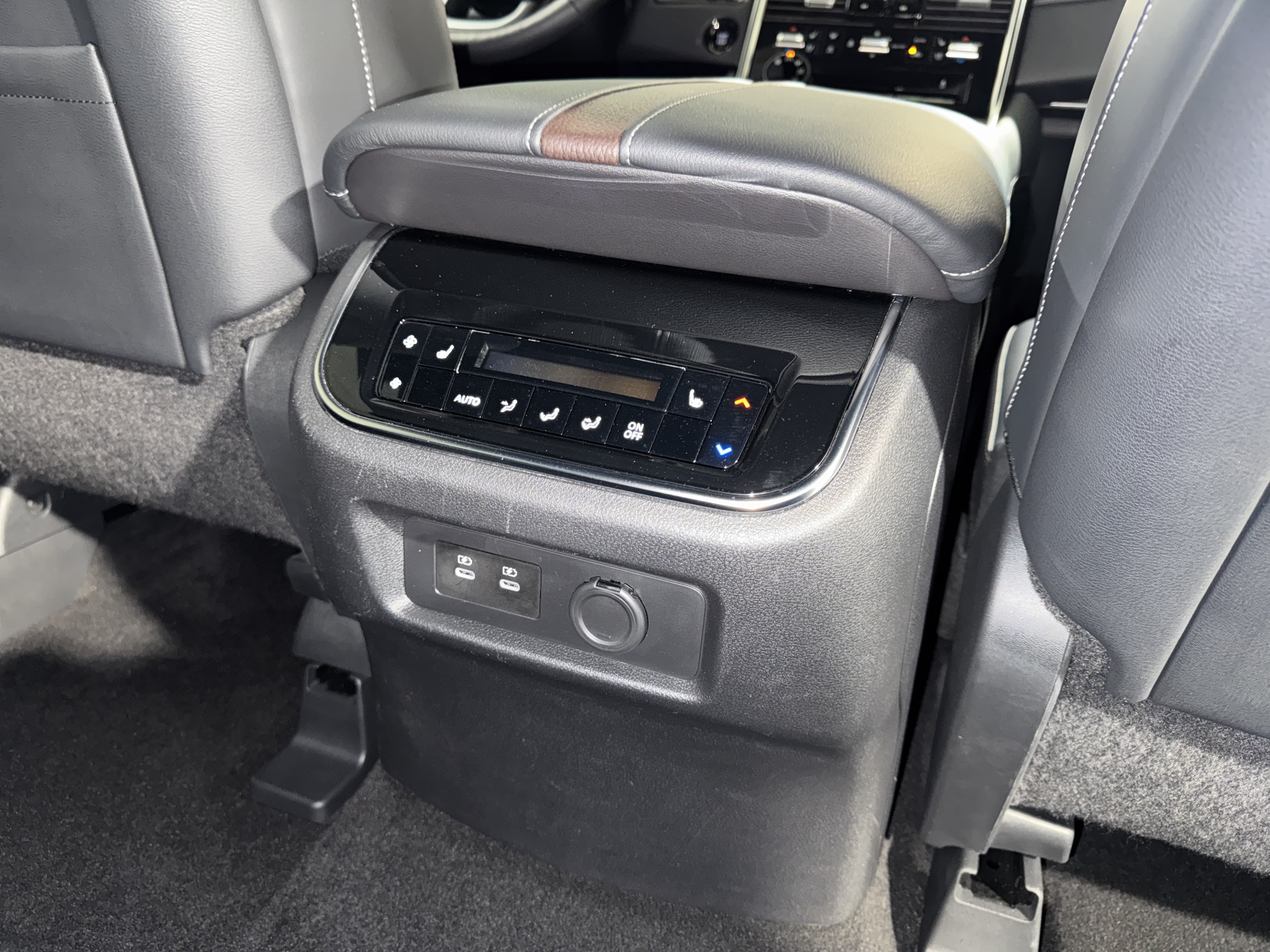 Used 2025 Nissan Armada Platinum Reserve RWD image 10