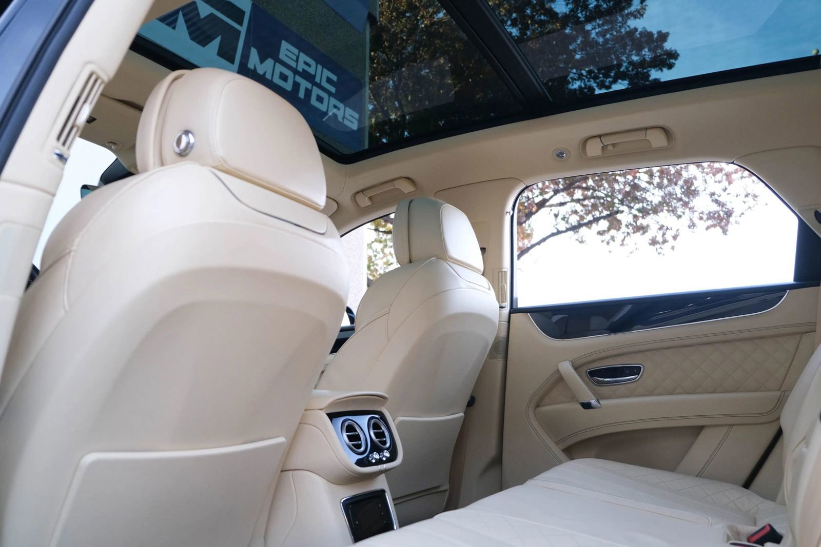 Used 2018 Bentley Bentayga image 24