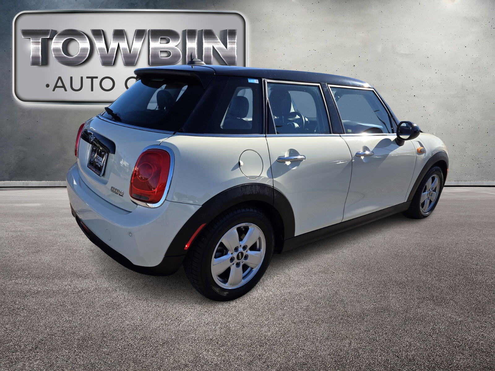 Used 2016 MINI Cooper 4-Door Hardtop image 4