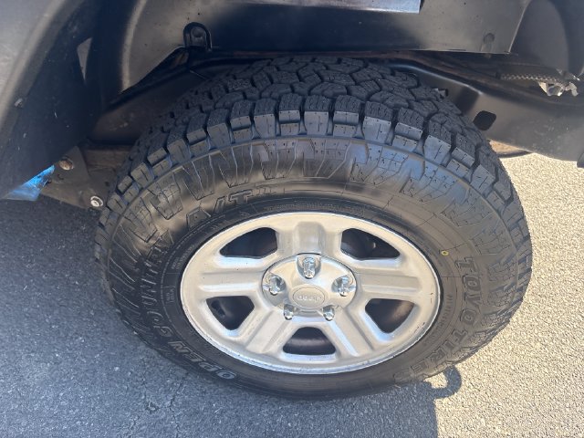 Used 2016 Jeep Wrangler Unlimited Sport w/ Connectivity Group AWD/4WD image 9