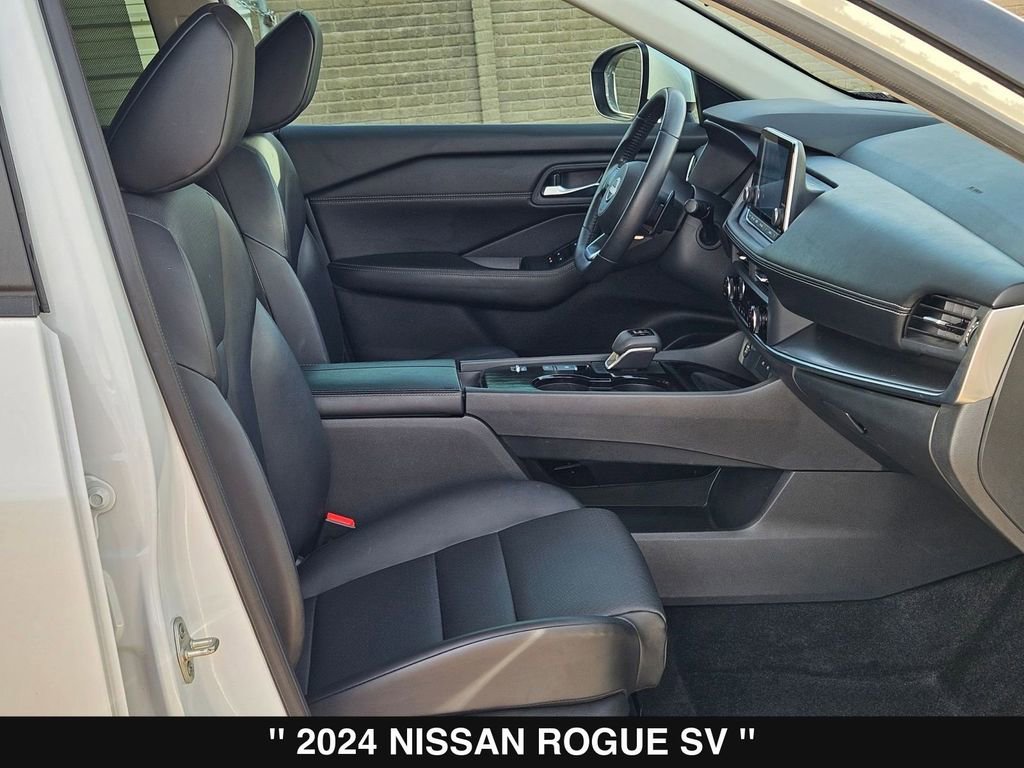 Used 2024 Nissan Rogue SV w/ SV Premium Package image 32