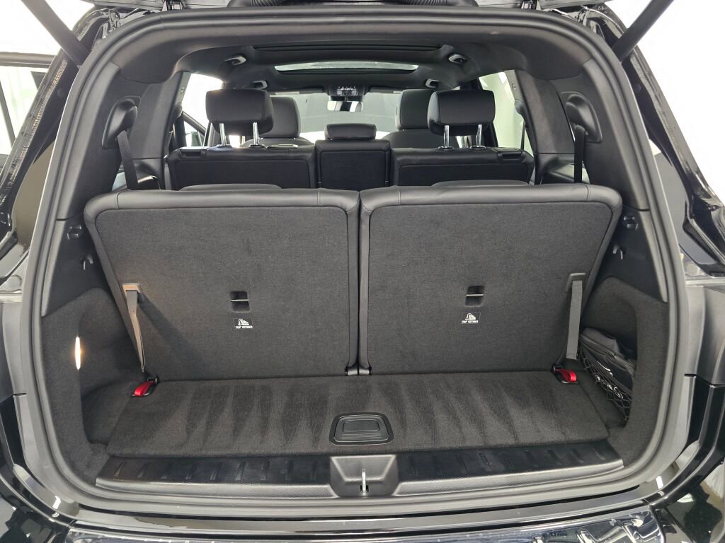 Used 2025 Mercedes-Benz GLB 250 4MATIC image 11