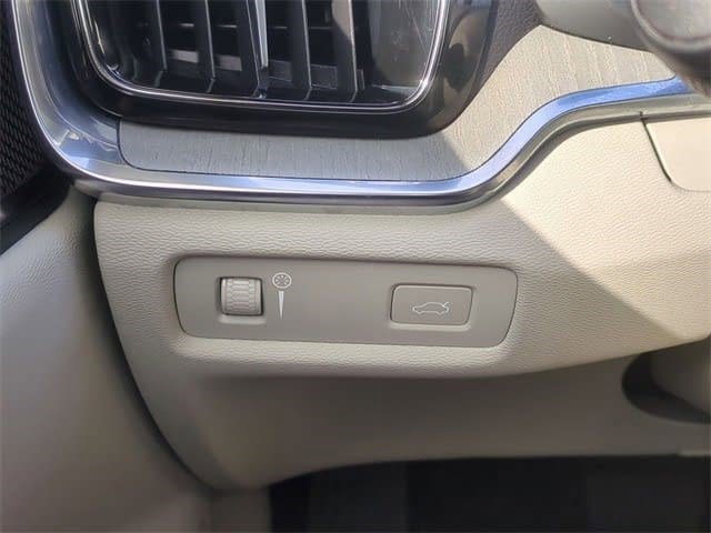 Used 2021 Volvo V60 T5 Cross Country w/ Lounge Package image 16