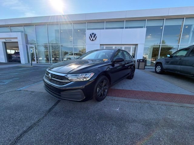Used 2023 Volkswagen Jetta SE w/ Panoramic Sunroof Package FWD image 2