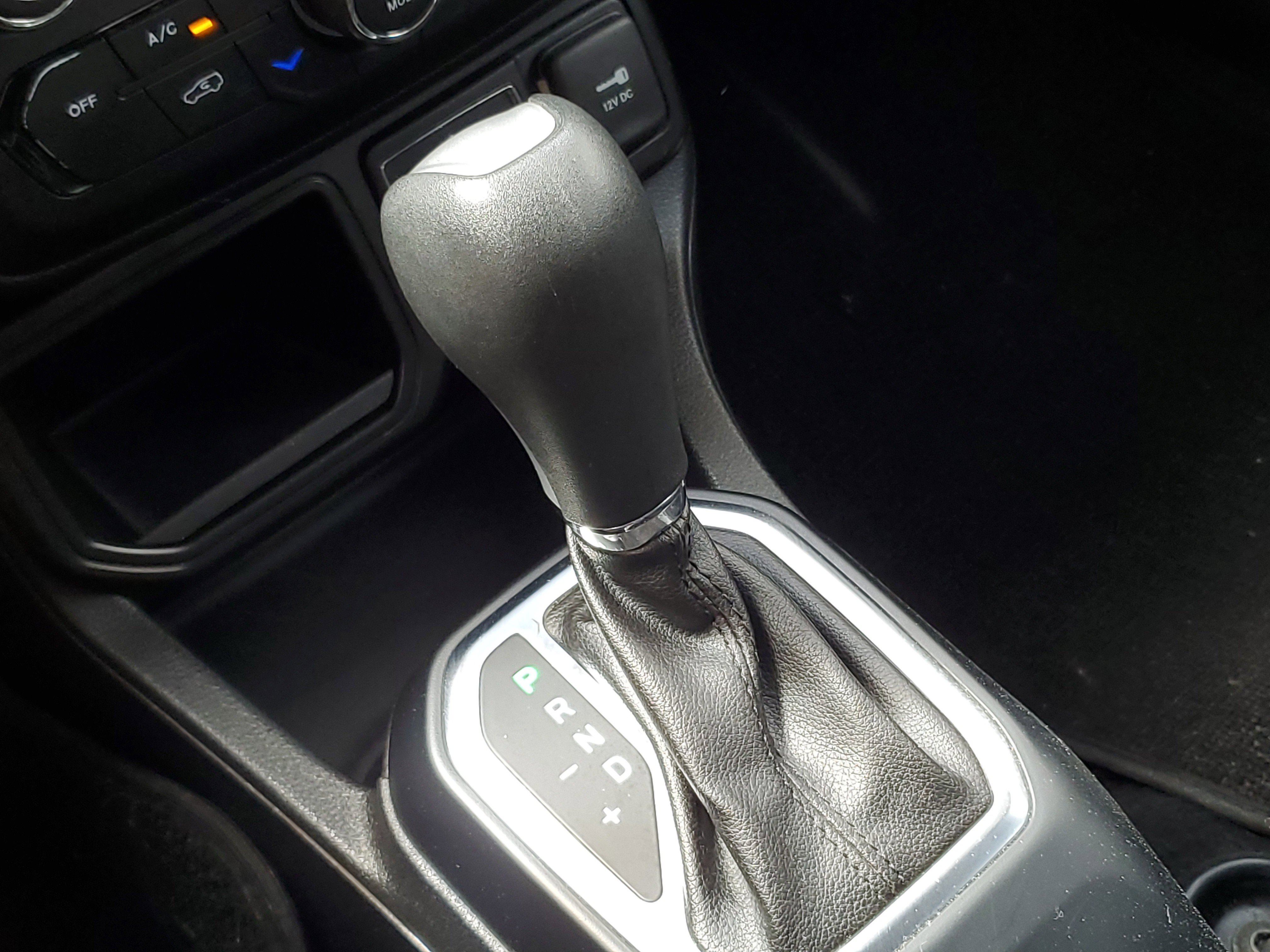 Used 2018 Jeep Renegade Latitude FWD image 29