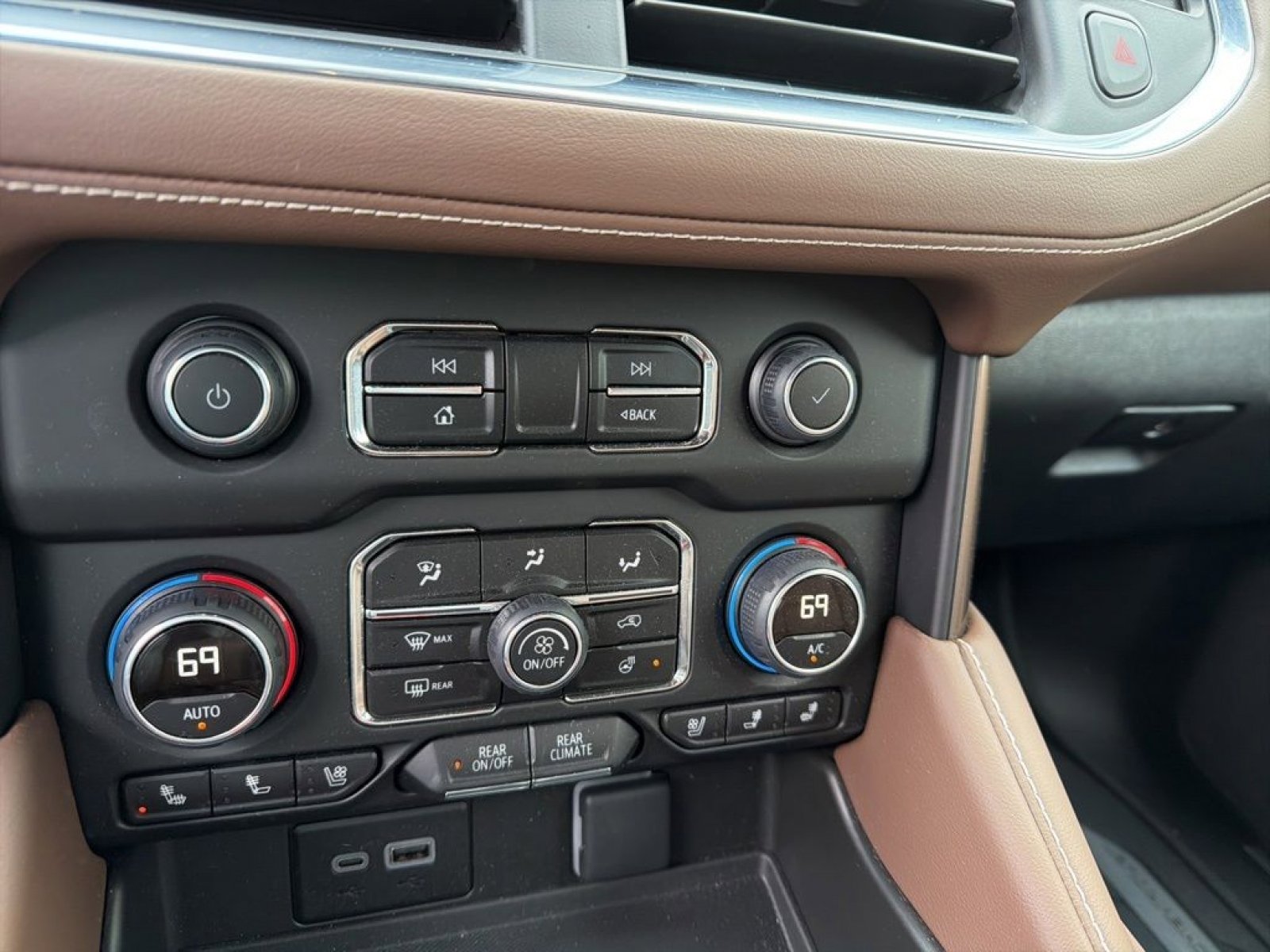Used 2024 Chevrolet Suburban High Country w/ Advanced Technology Package AWD/4WD image 24