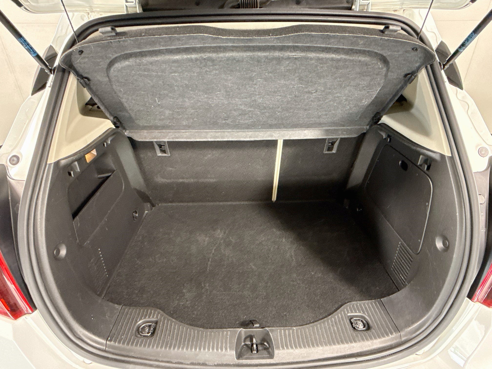 Used 2019 Buick Encore Essence FWD image 35