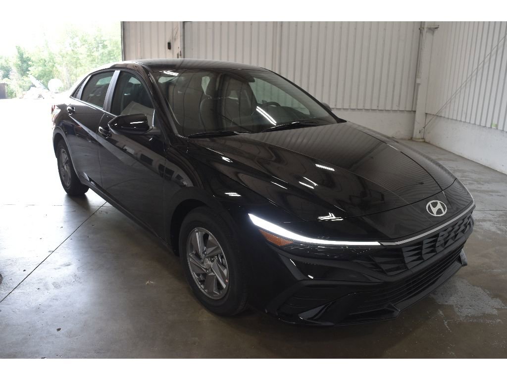 New 2025 Hyundai Elantra SE