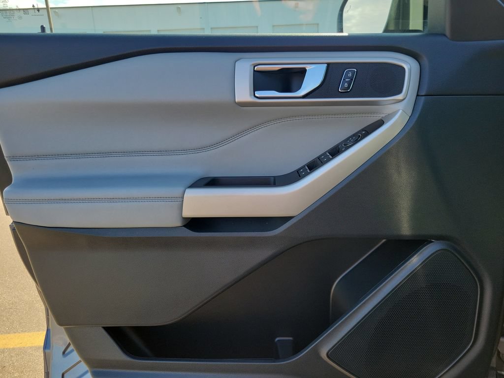Used 2024 Ford Explorer XLT w/ Equipment Group 202A AWD/4WD image 18