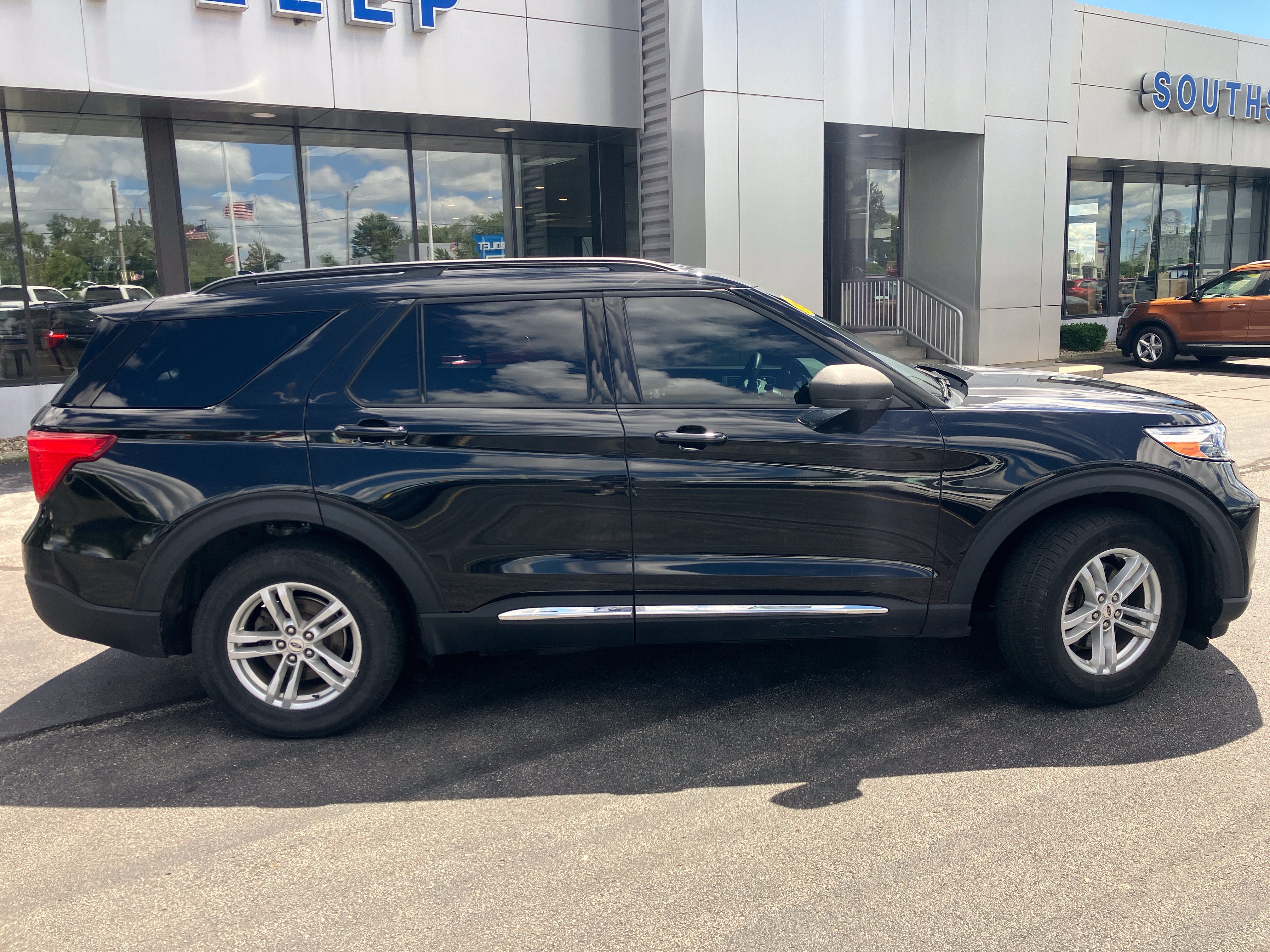 Used 2020 Ford Explorer XLT w/ Class III Trailer Tow Package AWD/4WD image 8