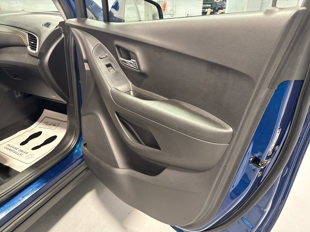 Used 2020 Chevrolet Trax LT FWD image 32
