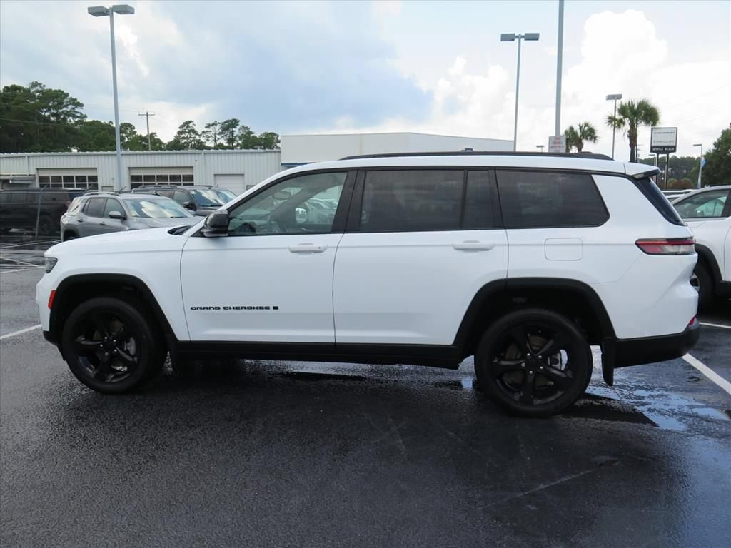 Used 2024 Jeep Grand Cherokee L Altitude RWD image 6