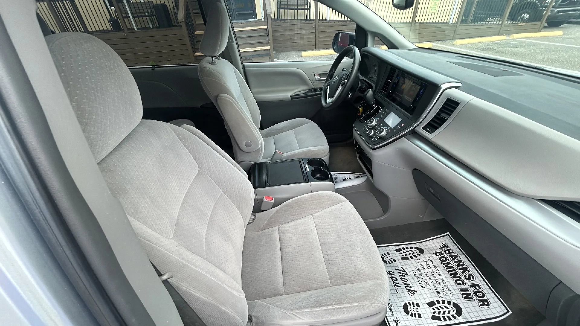 Used 2015 Toyota Sienna LE image 4