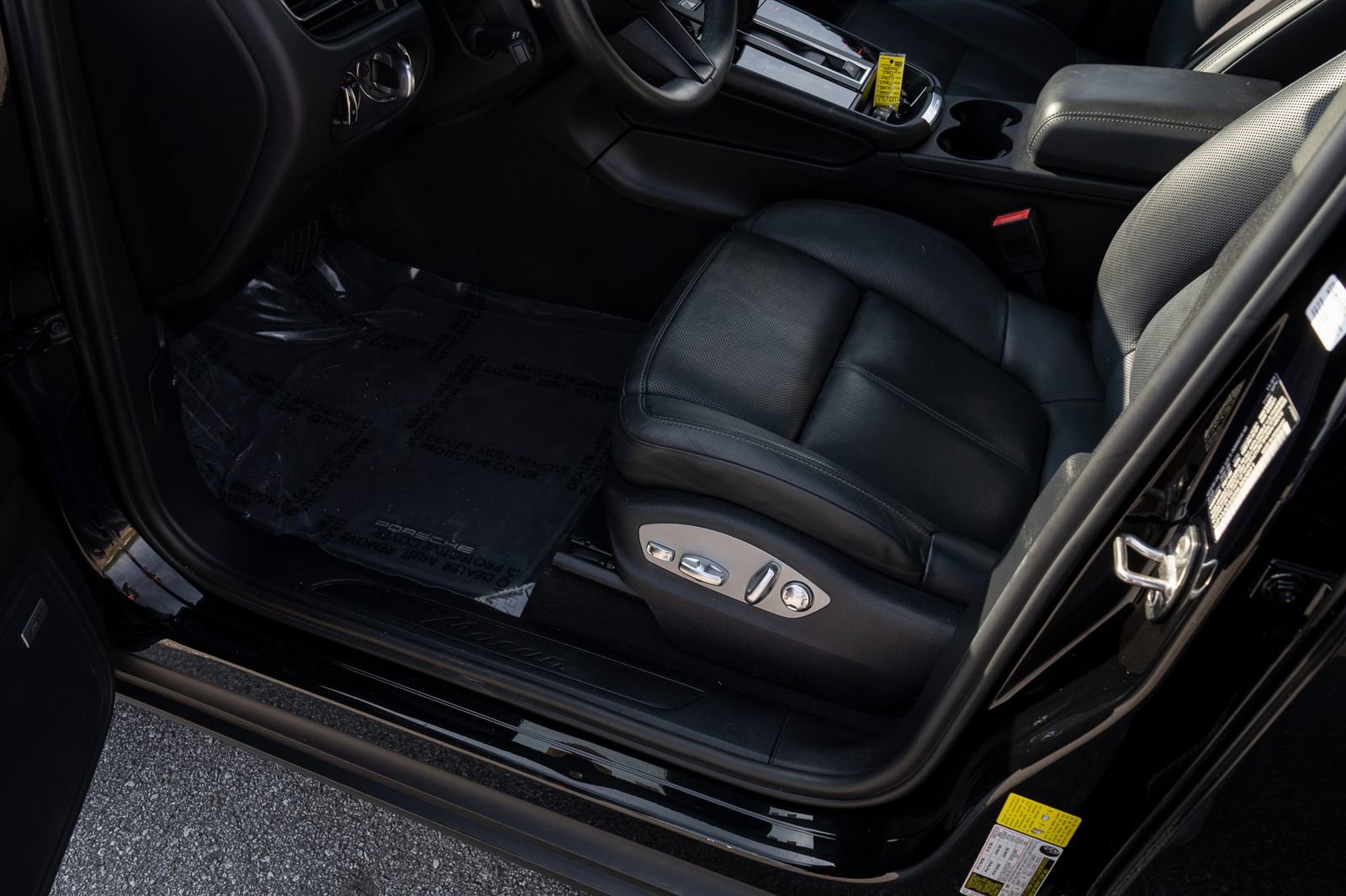 Used 2022 Porsche Macan Base w/ Premium Package Plus image 18