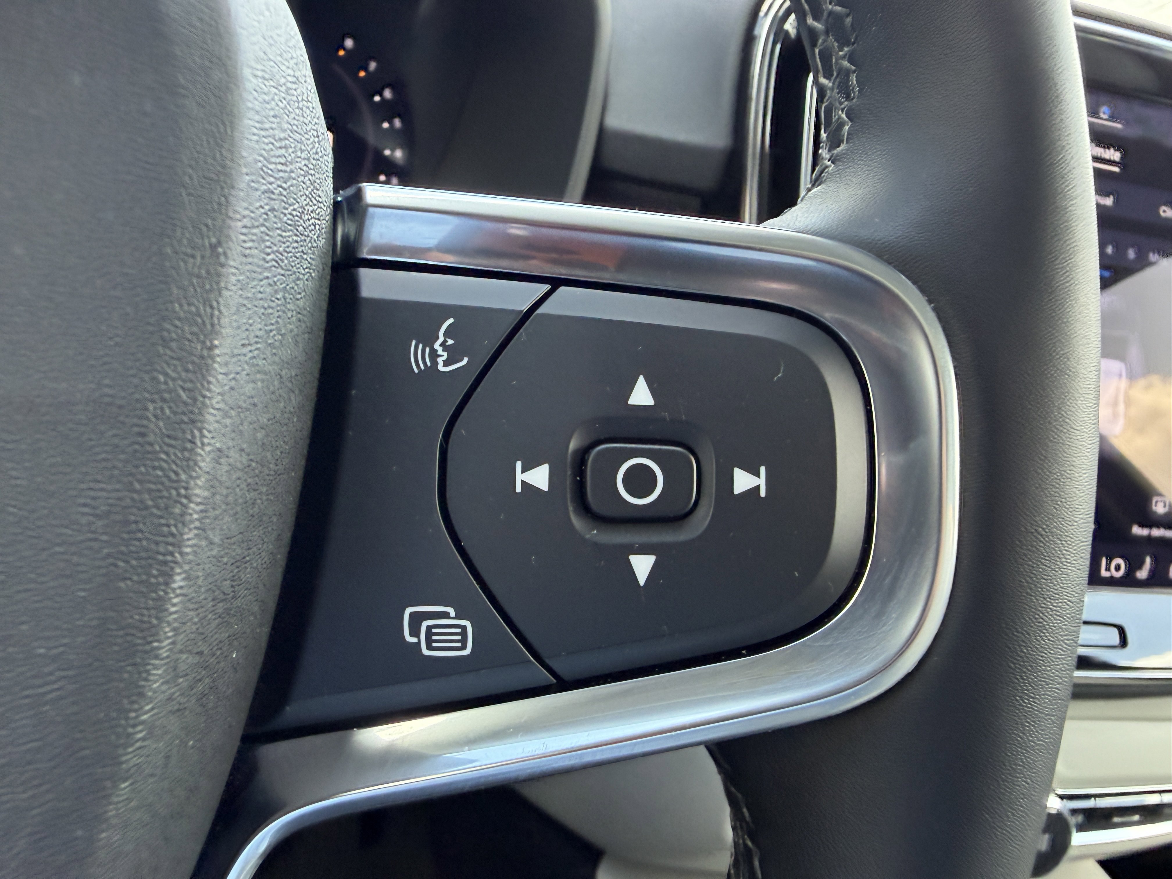 Certified 2023 Volvo XC40 B5 Plus w/ Protection Package Premier image 29