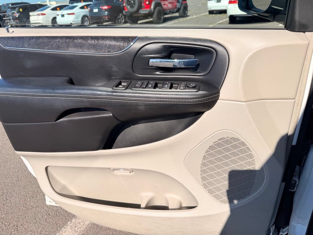 Used 2014 Chrysler Town & Country Touring FWD image 21