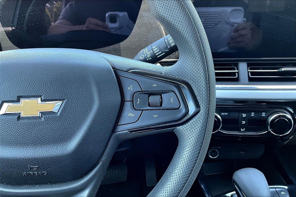 Used 2025 Chevrolet Trax LT FWD image 11