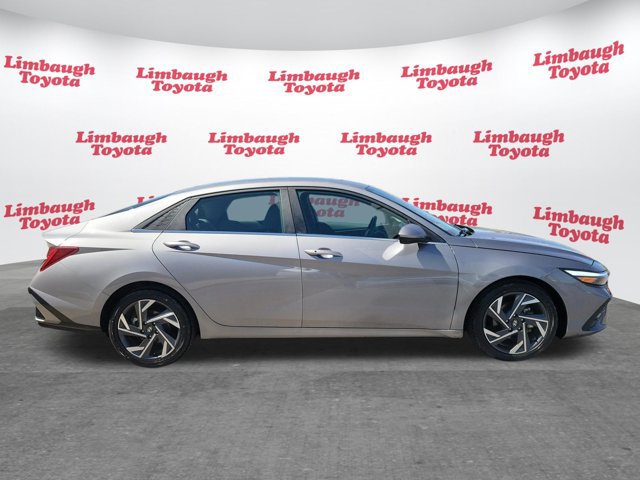 Used 2025 Hyundai Elantra SEL FWD image 2