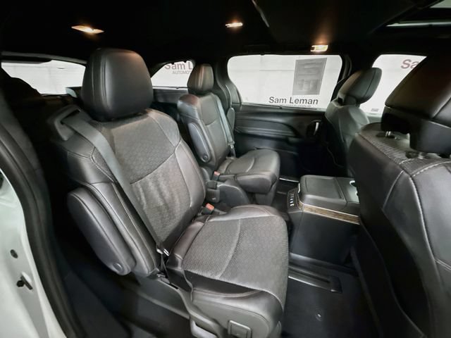 Used 2025 Toyota Sienna Platinum AWD/4WD image 30