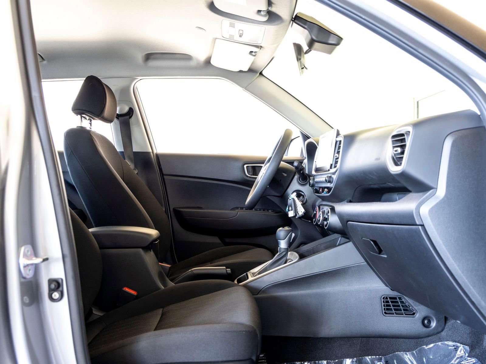 Used 2025 Hyundai Venue SE image 27