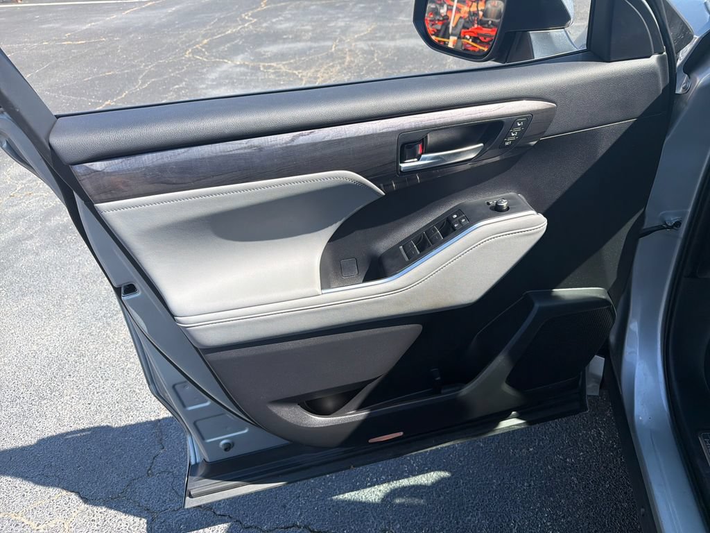 Used 2024 Toyota Highlander Platinum AWD/4WD image 12