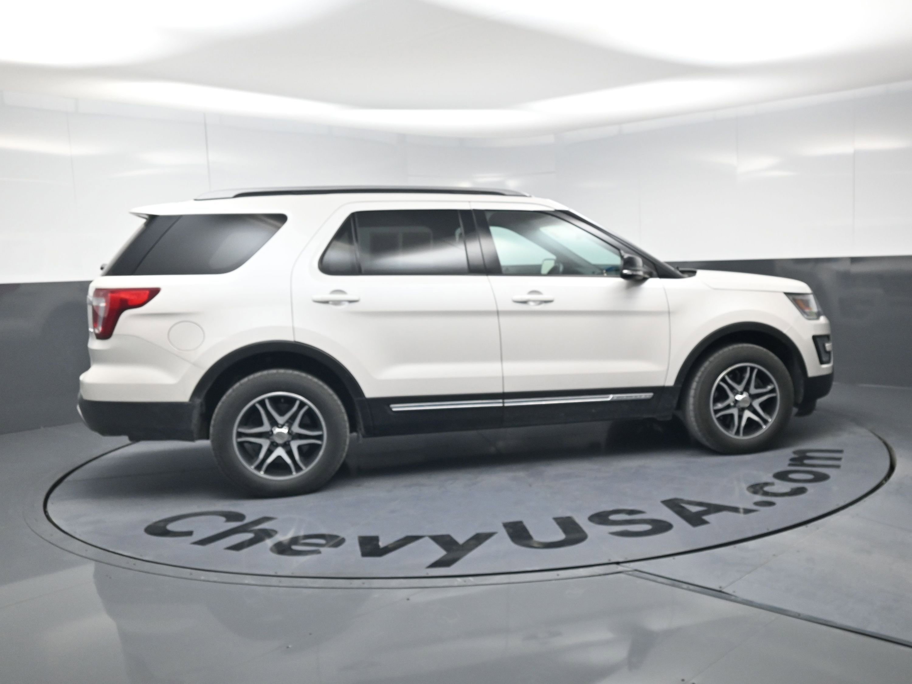 Used 2017 Ford Explorer XLT w/ Equipment Group 202A image 10