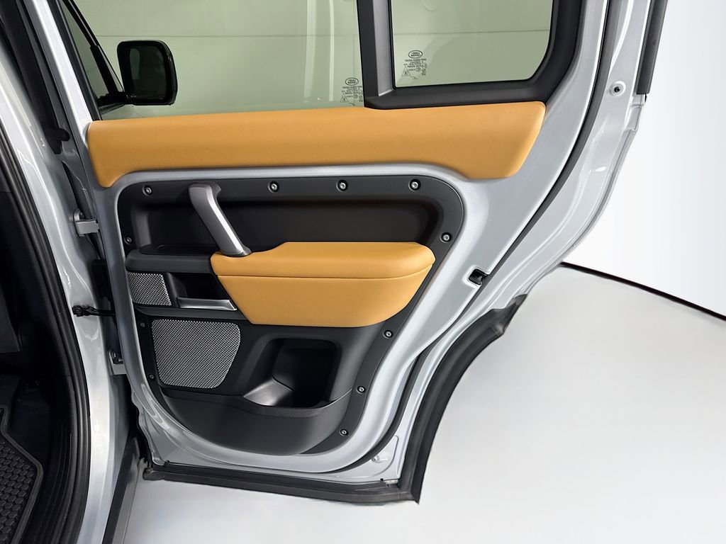 Used 2024 Land Rover Defender 130 X-Dynamic SE image 28