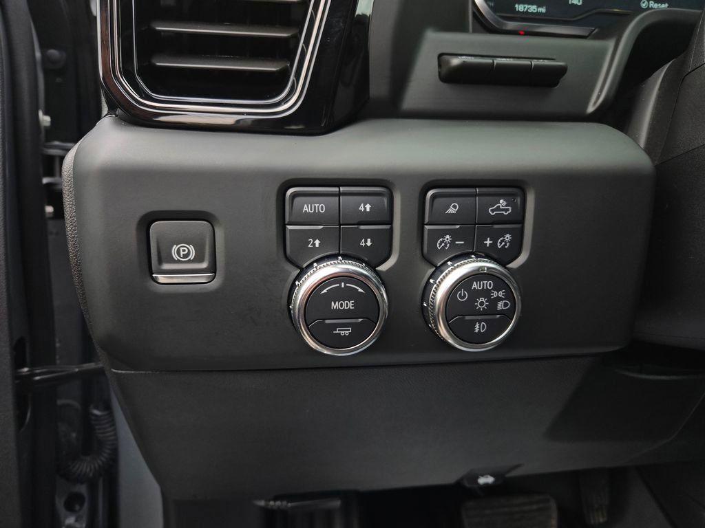 Used 2024 GMC Sierra 1500 AT4 w/ Technology Package AWD/4WD image 16