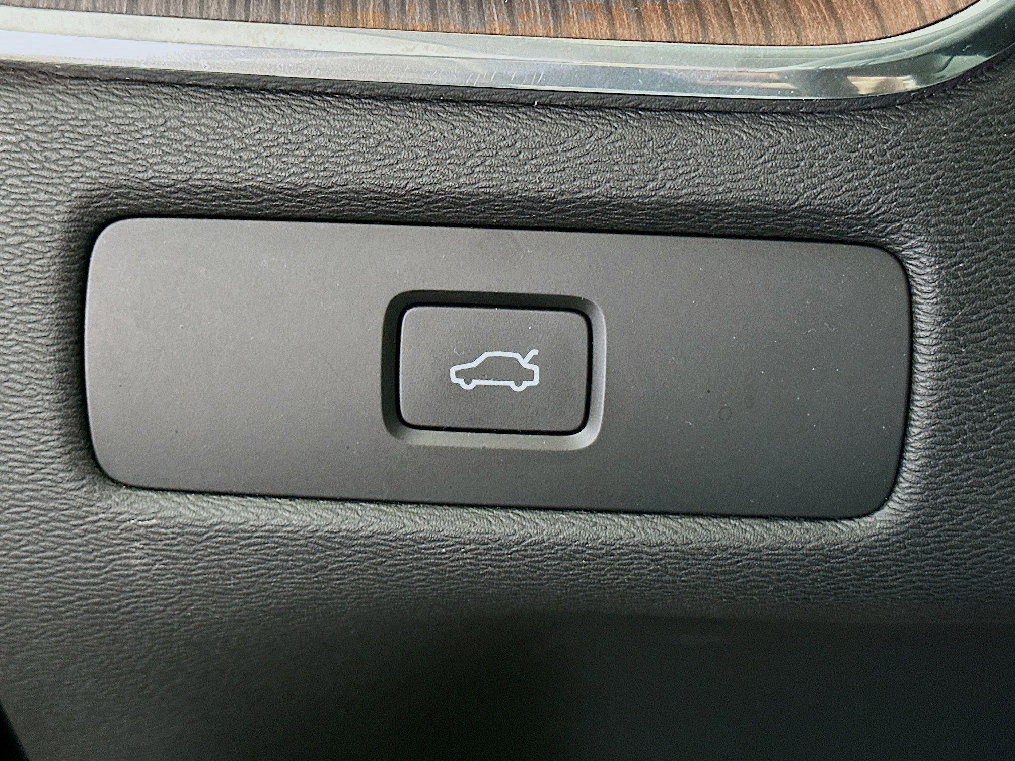 Used 2024 Volvo XC60 B5 Plus image 16