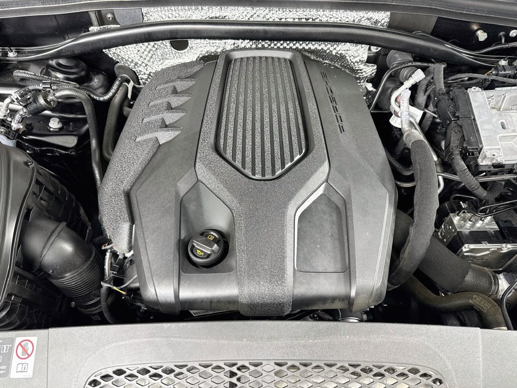 Certified 2025 Porsche Macan AWD/4WD image 32
