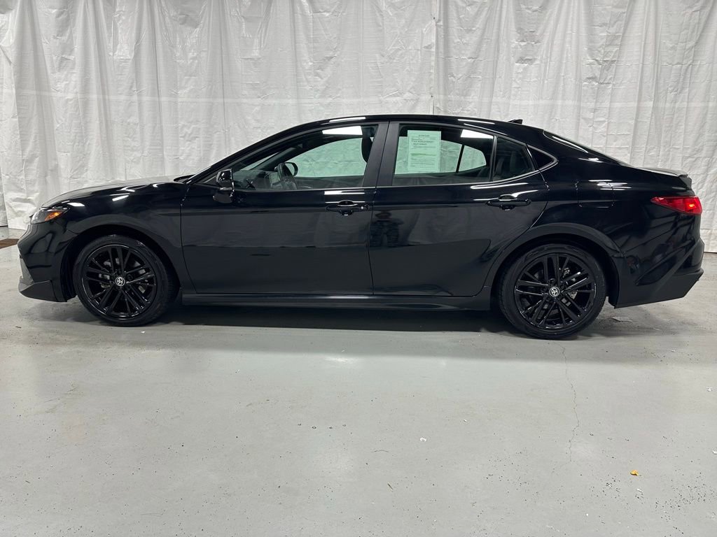 Used 2025 Toyota Camry SE image 4