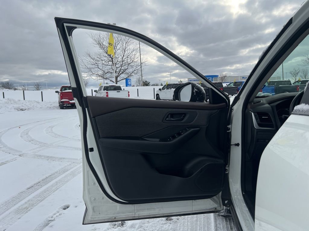 Used 2023 Nissan Rogue S image 8