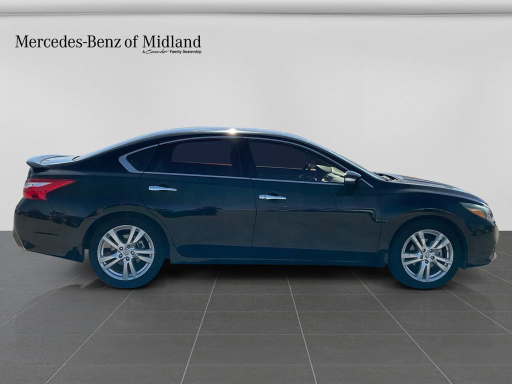 Used 2017 Nissan Altima 3.5 SL w/ 3.5SL Technology Package image 8