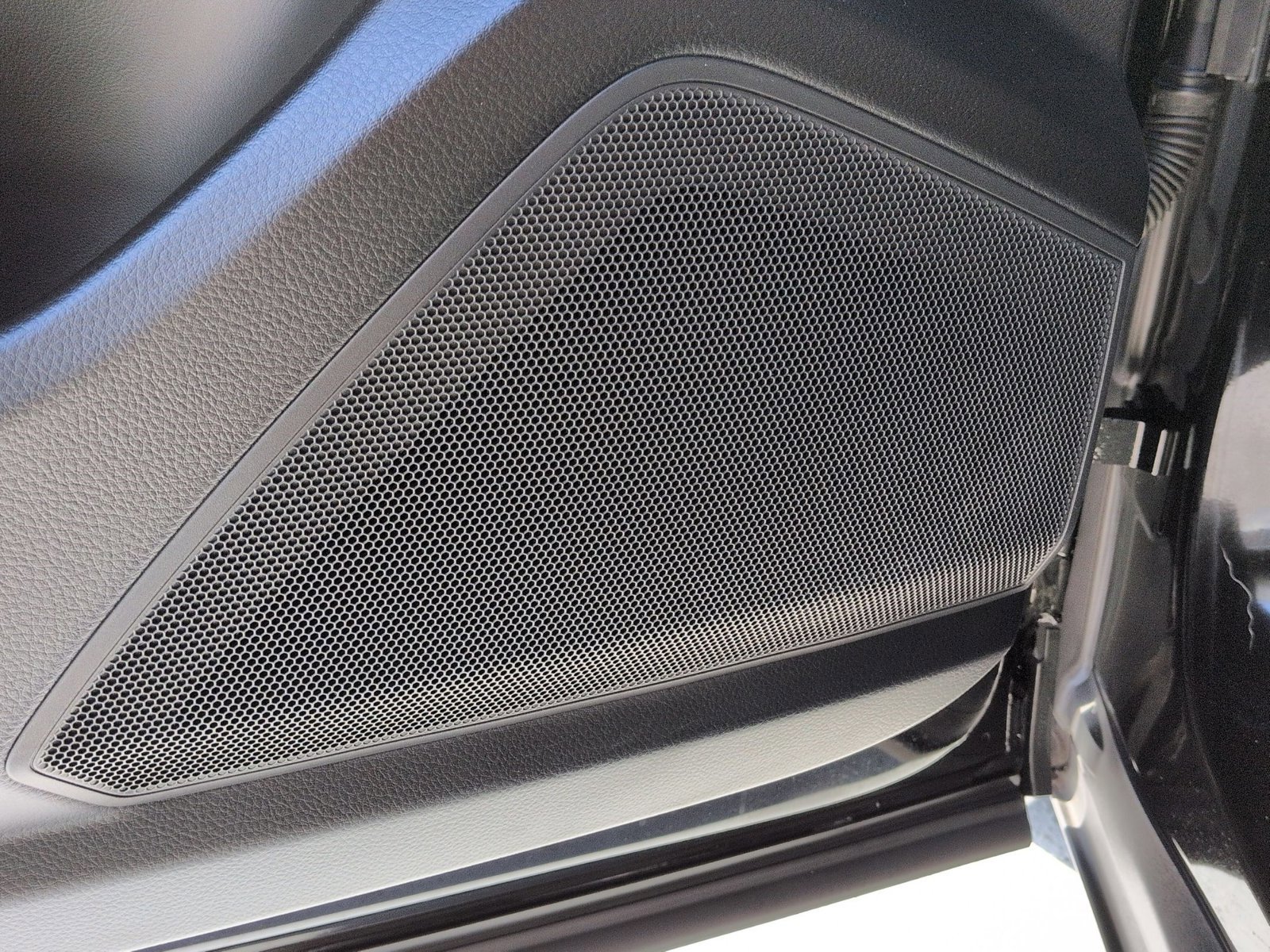 Certified 2023 Porsche Cayenne Platinum Edition w/ Premium Package image 14