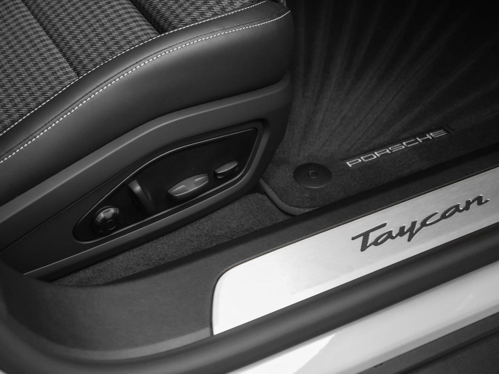 New 2025 Porsche Taycan image 22